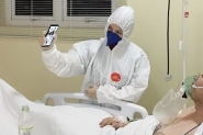 Pacientes internados no Hospital de Gaspar com Covid-19 recebem chamada de vdeo