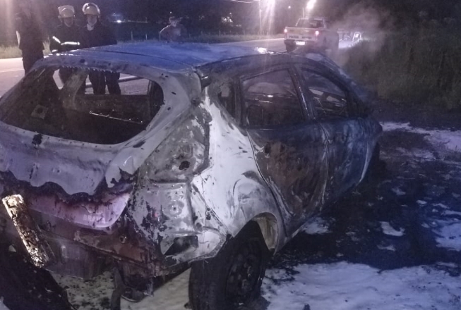 Carro  totalmente destrudo por incndio causado por pane eltrica em Ilhota