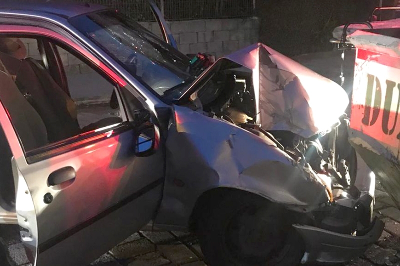 Motorista fica ferido aps colidir contra caamba de entulho em Blumenau