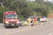 Bombeiros levam duas pessoas ao hospital aps acidente de moto na BR-470, em Gaspar