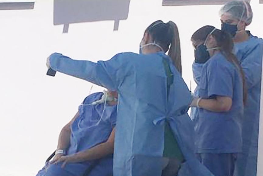 Covid-19: moradora de Joinville internada em Gaspar mata a saudade da famlia por chamada de vdeo