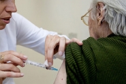 Idosos com mais de 90 anos comeam a ser vacinados contra o coronavrus em Gaspar