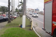 Motorista foge aps coliso traseira entre carro e moto em Gaspar