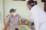 Idoso de 100 anos  o primeiro a receber a vacina na nova fase de imunizao em Ilhota