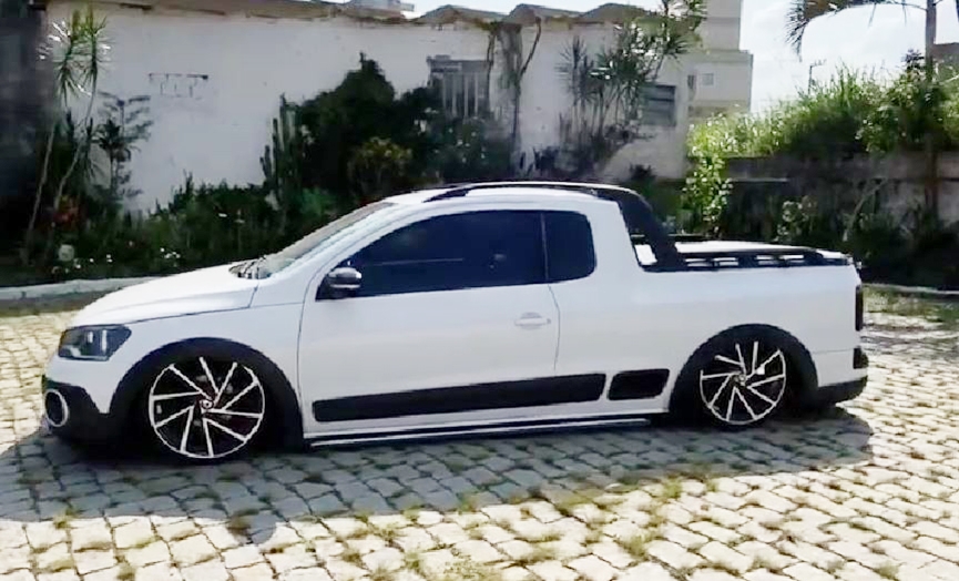 Homem que dirigia carro roubado tenta fugir da polcia e  preso com drogas em Gaspar