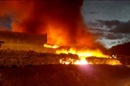 Bombeiros de Gaspar ajudam a combater grande incndio em empresa txtil de Brusque