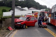 Mulher perde controle da direo e colide contra poste no Gasparinho, em Gaspar