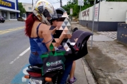 Me  flagrada carregando beb em cadeirinha numa moto em Blumenau