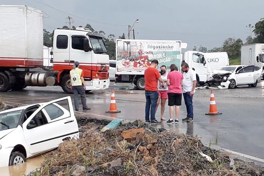Carro cai em vala aps coliso com outro carro e caminho na BR-470, em Gaspar