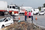 Carro cai em vala aps coliso com outro carro e caminho na BR-470, em Gaspar