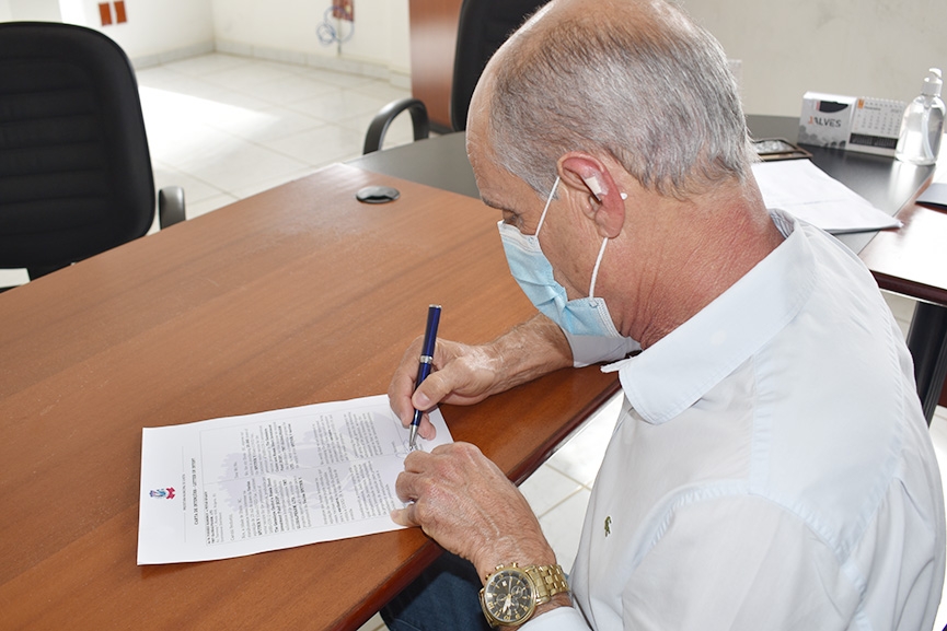 Prefeito de Ilhota assina termo de inteno de compra de 25 mil doses da vacina contra o coronavrus
