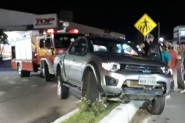 Motorista perde controle de carro e sobe em canteiro central em Gaspar