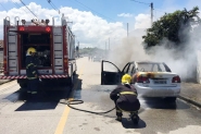 Carro  completamente destrudo em incndio no bairro Gaspar Mirim