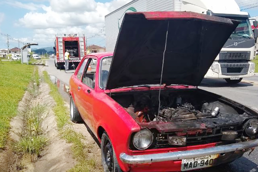 Carro é parcialmente destruído em incêndio em Gaspar