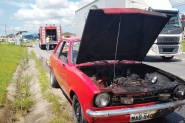 Carro é parcialmente destruído em incêndio em Gaspar
