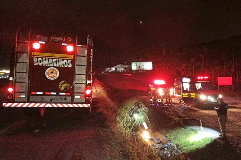 Motorista perde controle da direo e capota na BR-470, em Gaspar