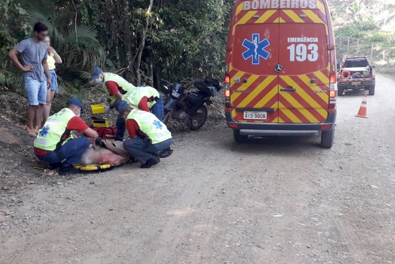 Acidente entre carro e moto deixa homem ferido no bairro Arraial D'Ouro, em Gaspar