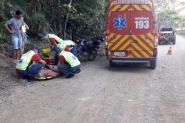 Acidente entre carro e moto deixa homem ferido no bairro Arraial D'Ouro, em Gaspar