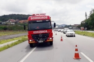Homem  levado ao hospital aps acidente entre carro e moto na BR-470, em Gaspar