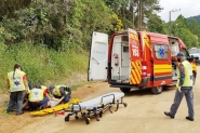 Coliso entre moto e caminho caamba deixa jovem ferida em Gaspar	
