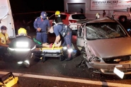 Acidente com trs carros deixa duas pessoas feridas na Rodovia Ivo Silveira, em Gaspar