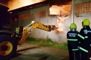 Depsito de linhas da Crculo  completamente destrudo em grande incndio em Gaspar