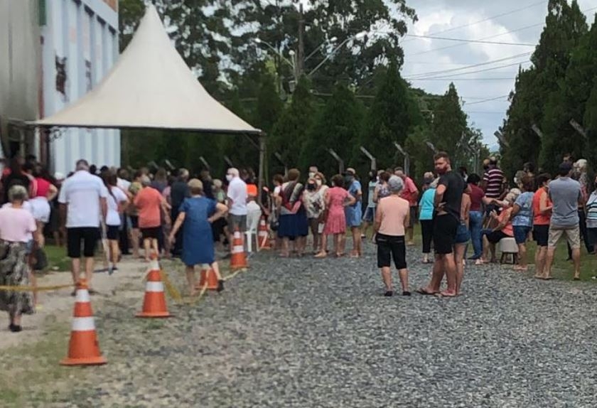 Aglomero e falta de distanciamento so registrados no mutiro da vacinao em Gaspar