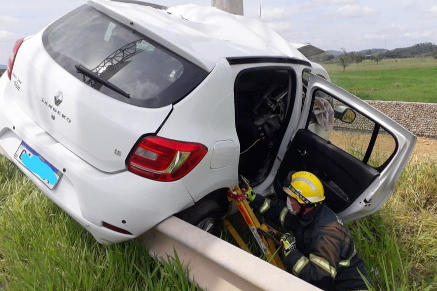 Mulher morre aps perder controle do carro e bater em poste na BR-470, em Gaspar
