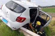 Mulher morre aps perder controle do carro e bater em poste na BR-470, em Gaspar