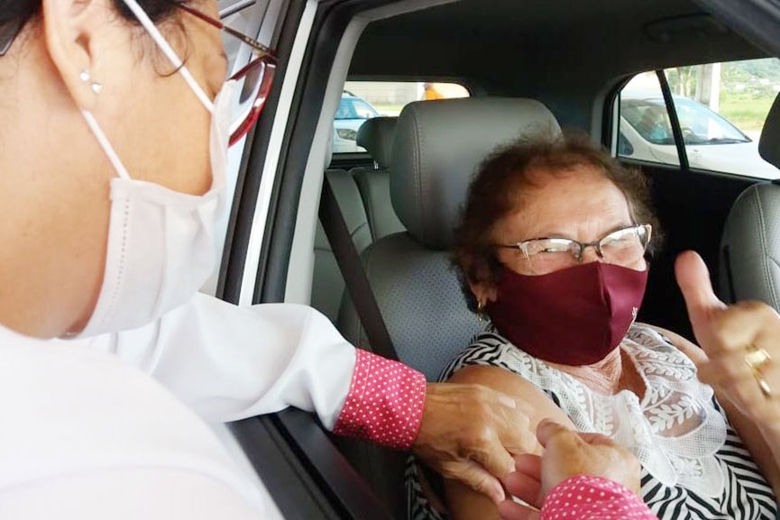 Idosos aprovam vacinao no sistema drive thru em Gaspar