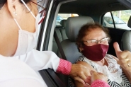 Idosos aprovam vacinao no sistema drive thru em Gaspar