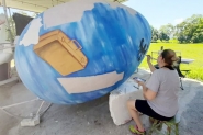 Artista gasparense produz ovo gigante para a Osterfest de Pomerode