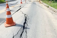 Rachaduras interditam rua que liga Gaspar a Blumenau
