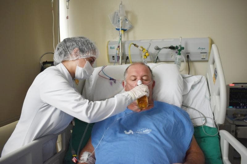 Paciente comemora alta da UTI-Covid com cerveja em hospital de Blumenau