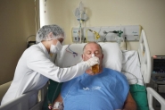 Paciente comemora alta da UTI-Covid com cerveja em hospital de Blumenau