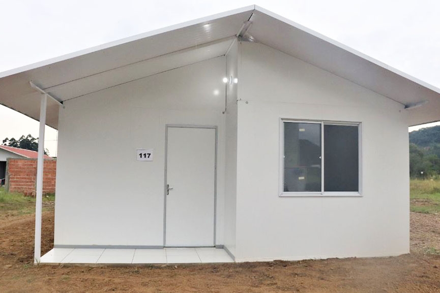 Gasparense que teve casa afetada por ciclone bomba ganha novo lar