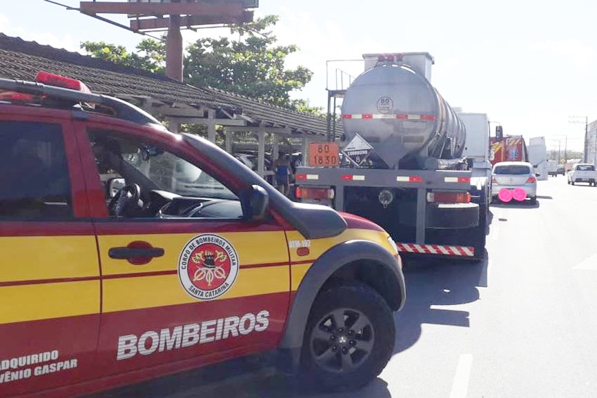 Acidente entre caminho de combustvel e carro deixa um ferido em Gaspar