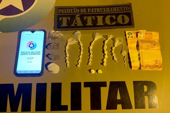 Jovem de 18 anos com longa ficha criminal  preso por trfico de drogas no Coloninha