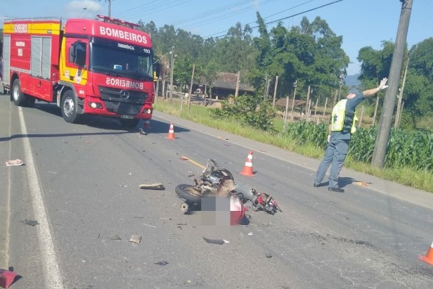 Colisão entre moto e caminhão mata mulher de 38 anos em Timbó
