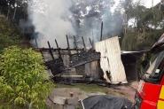 Casa é completamente destruída por incêndio no bairro Gaspar Grande