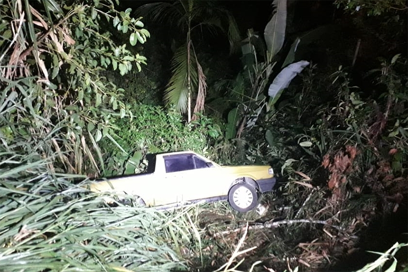 Veículo capota e cai em ribanceira no bairro Gasparinho, em Gaspar
