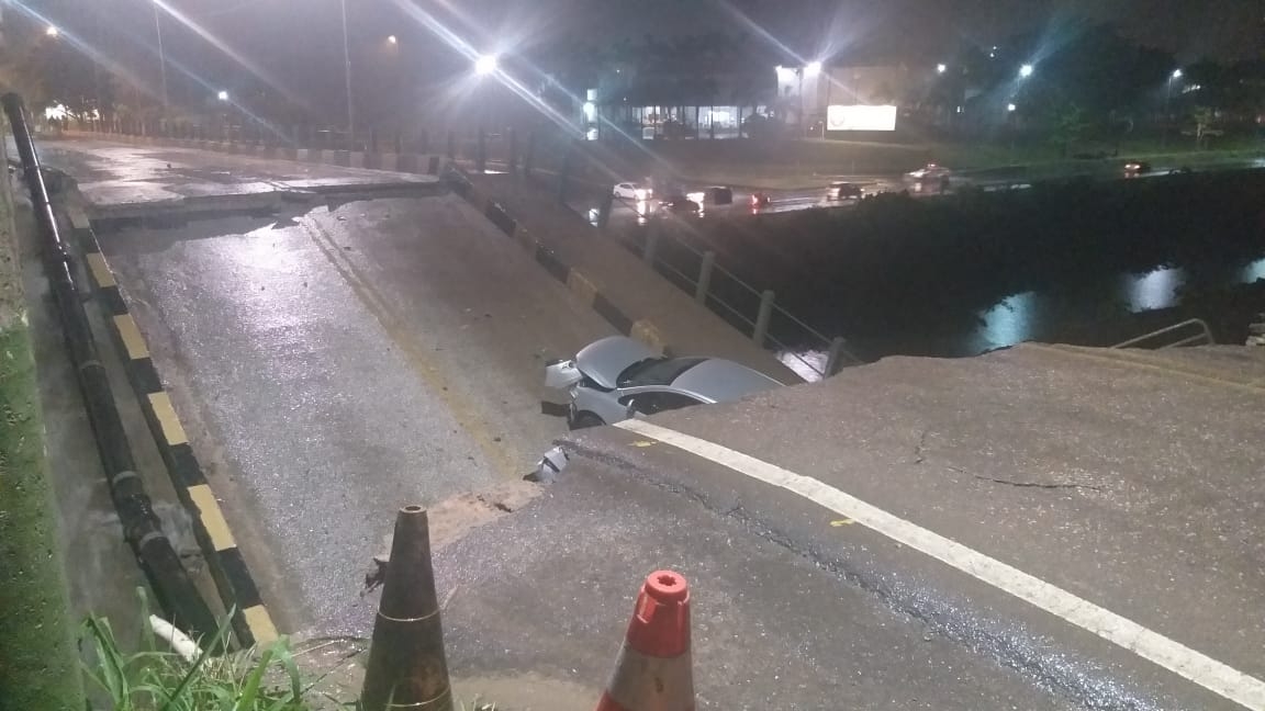 Cabeceira de ponte desaba com três carros em Brusque