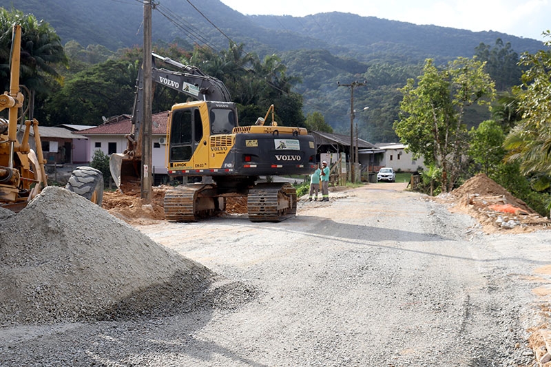 Novo trecho de rua no Alto Gasparinho recebe pavimentação