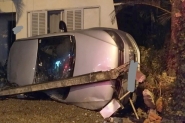 Carro colide em poste, capota e invade pátio de residência em Guabiruba