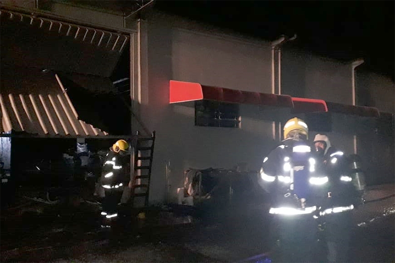 Incndio atinge galpo no bairro Barraco, em Gaspar