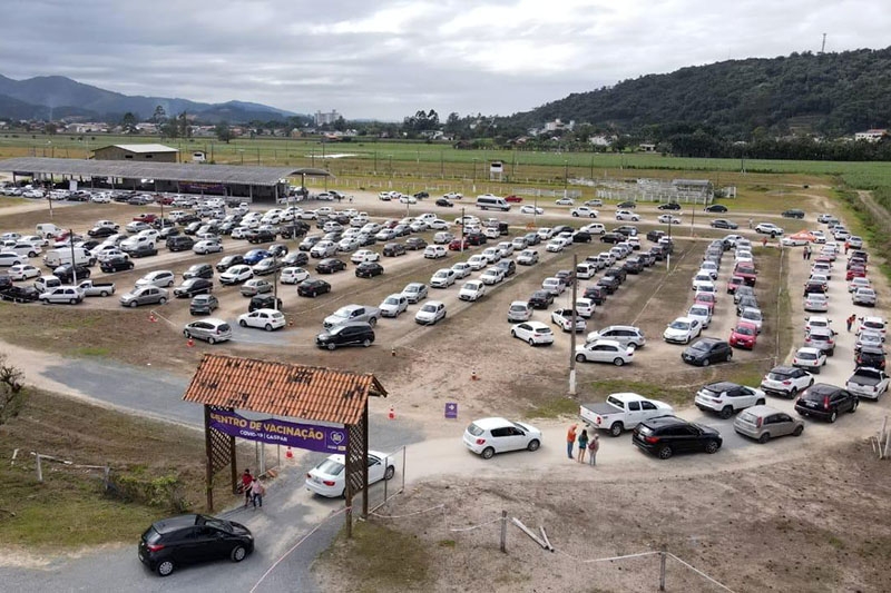 Gaspar vacina 1.570 pessoas contra coronavírus no sábado