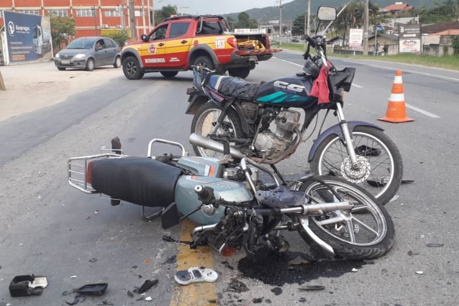 Colisão entre duas motos deixa homens feridos no Santa Terezinha, em Gaspar