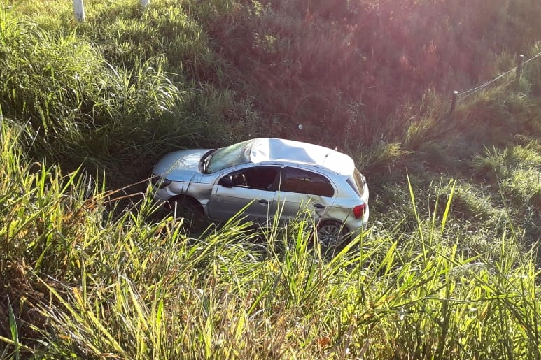 Saída de pista seguida de queda em ribanceira deixa motorista ferido no Bateias, em Gaspar