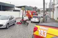 Mulher sofre fratura na perna após acidente de moto em Gaspar