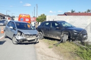 Idosa é levada ao hospital após acidente entre carros no bairro Coloninha, em Gaspar